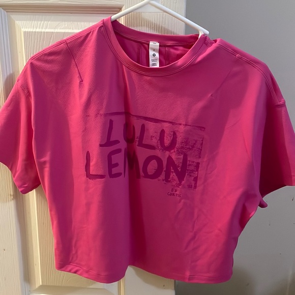 lululemon athletica Tops - Lulu cropped work out shirt NWOT
